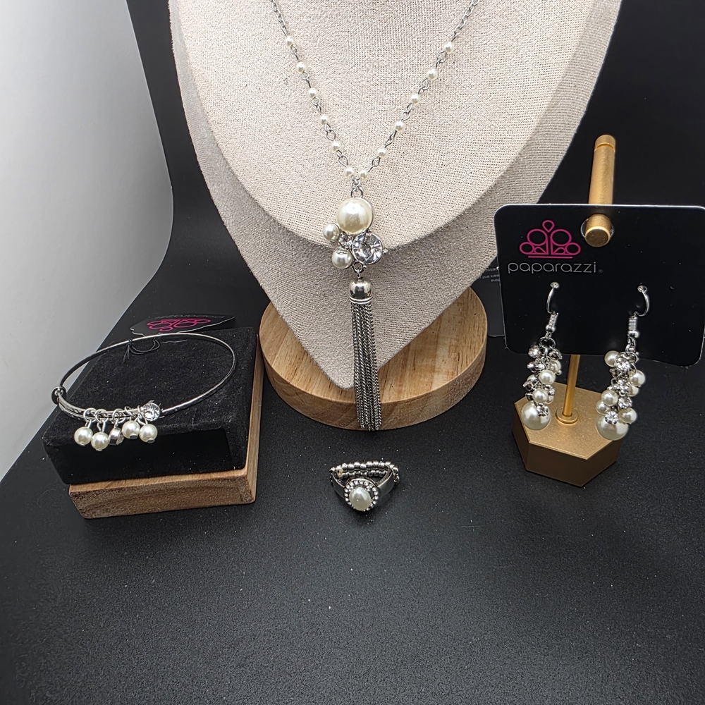 Paparazzi Silver and White Jewelry Set (1627)